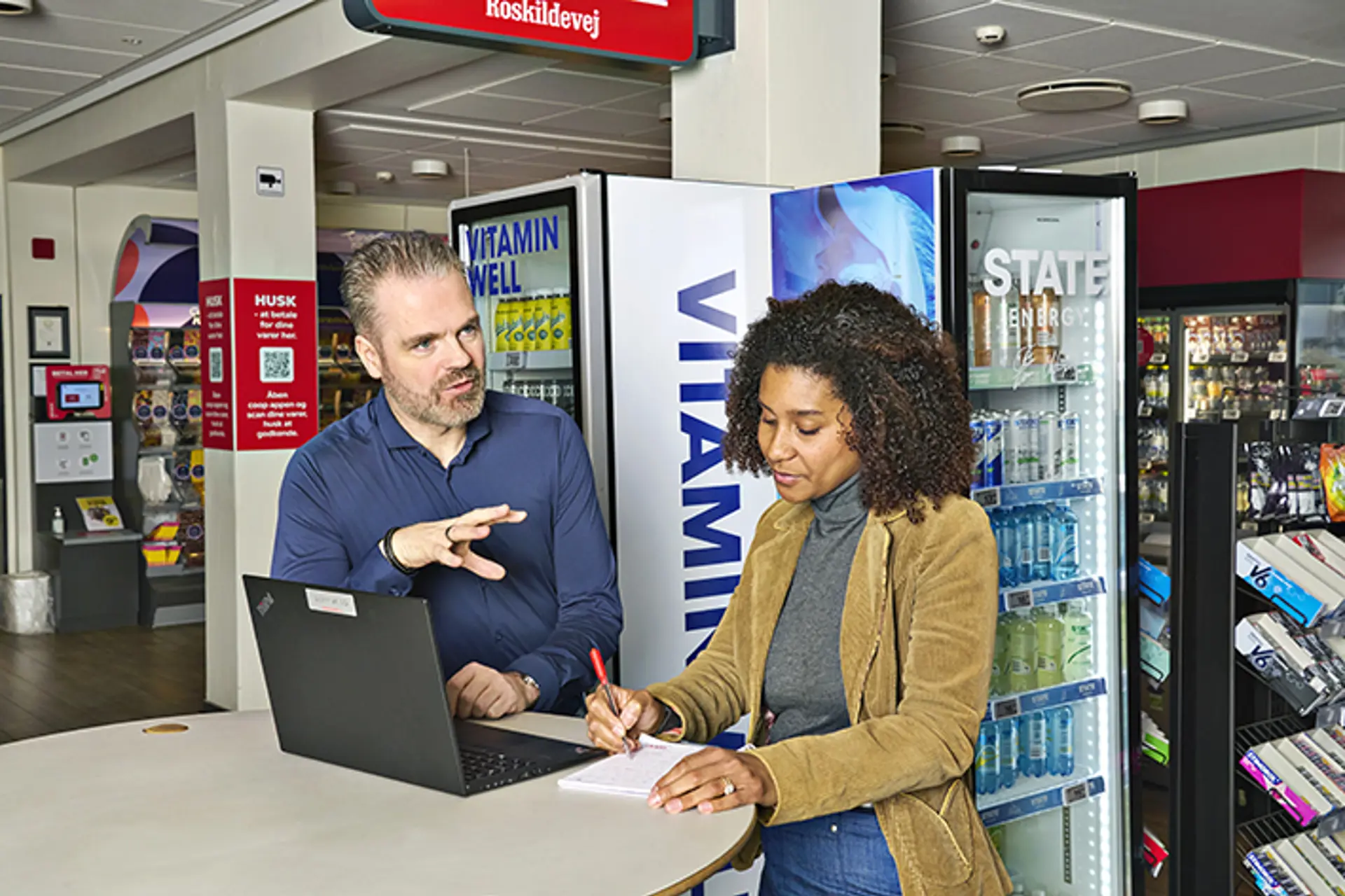 Medarbejdere i snak på hovedkontor